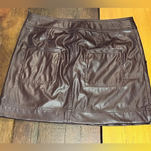 Marie Oliver Braden Vegan Leather Mini Skirt in Size 2 - Picture 2 of 8